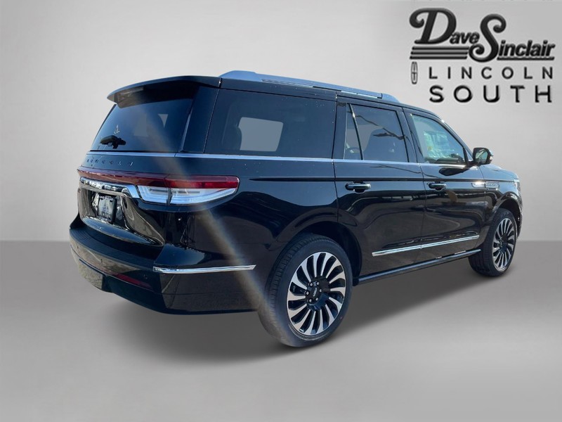 Lincoln Navigator Vehicle Full-screen Gallery Image 05