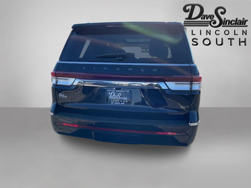 Lincoln Navigator Vehicle Full-screen Gallery Image 06
