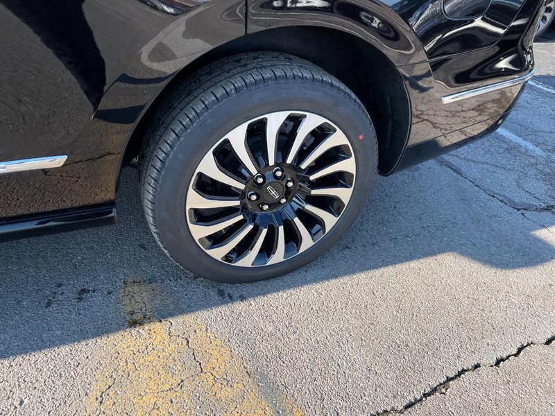 Lincoln Navigator Vehicle Full-screen Gallery Image 10