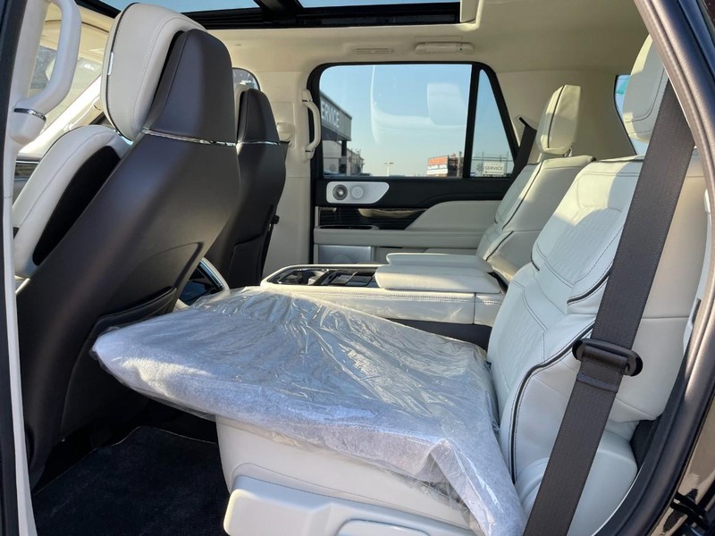 Lincoln Navigator Vehicle Full-screen Gallery Image 11