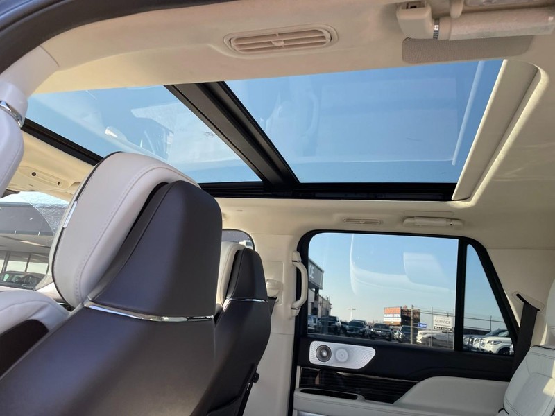 Lincoln Navigator Vehicle Full-screen Gallery Image 12