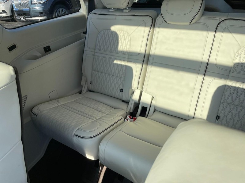 Lincoln Navigator Vehicle Full-screen Gallery Image 13