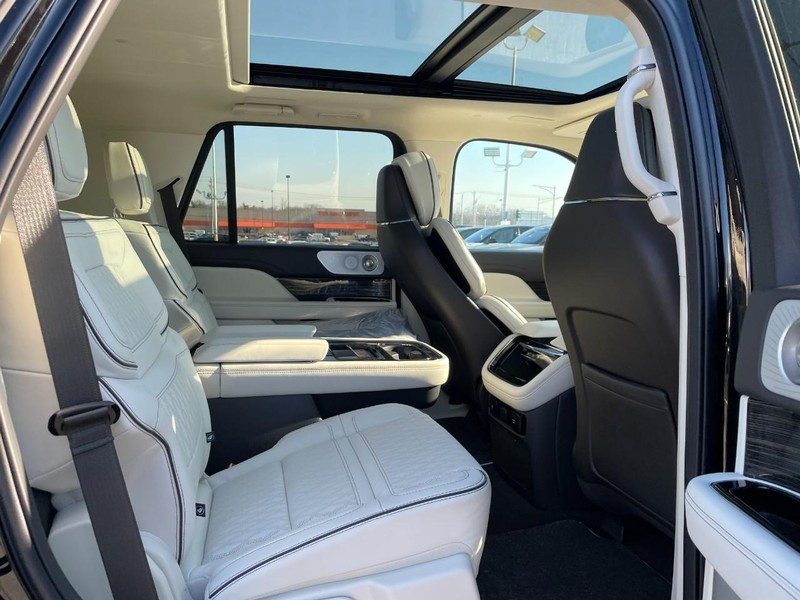 Lincoln Navigator Vehicle Full-screen Gallery Image 14