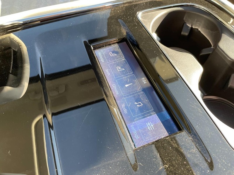 Lincoln Navigator Vehicle Full-screen Gallery Image 15