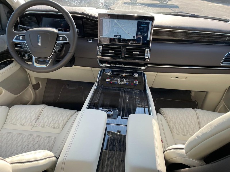 Lincoln Navigator Vehicle Full-screen Gallery Image 16