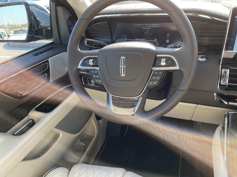 Lincoln Navigator Vehicle Full-screen Gallery Image 17