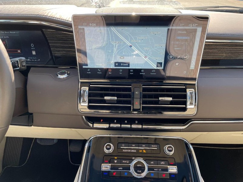 Lincoln Navigator Vehicle Full-screen Gallery Image 18