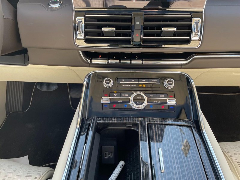 Lincoln Navigator Vehicle Full-screen Gallery Image 19