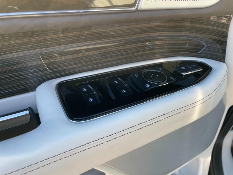 Lincoln Navigator Vehicle Full-screen Gallery Image 21