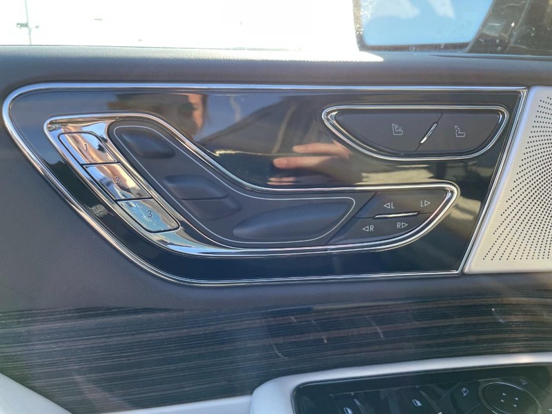 Lincoln Navigator Vehicle Full-screen Gallery Image 22