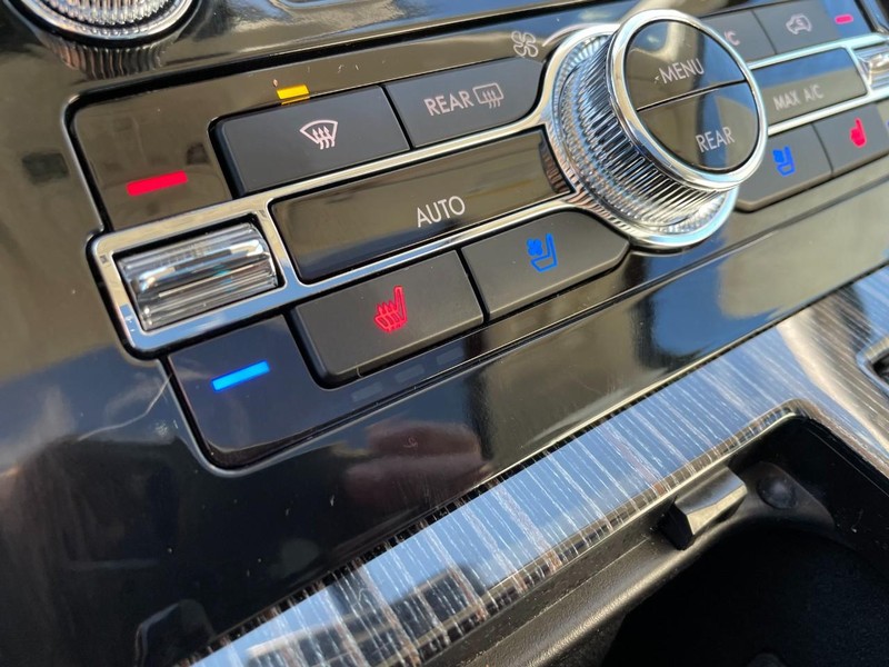 Lincoln Navigator Vehicle Full-screen Gallery Image 24