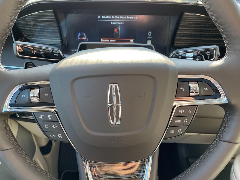 Lincoln Navigator Vehicle Full-screen Gallery Image 25
