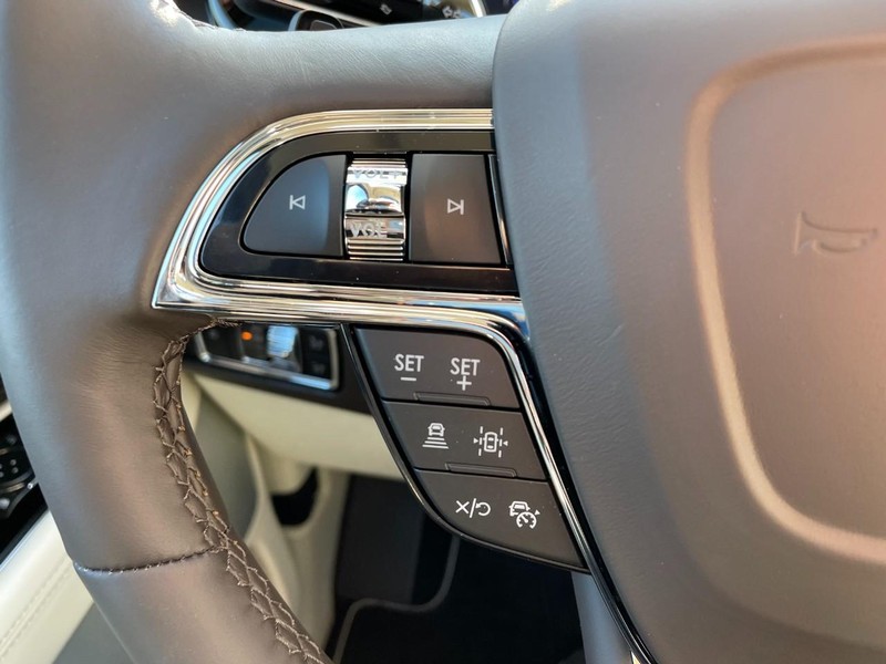 Lincoln Navigator Vehicle Full-screen Gallery Image 26