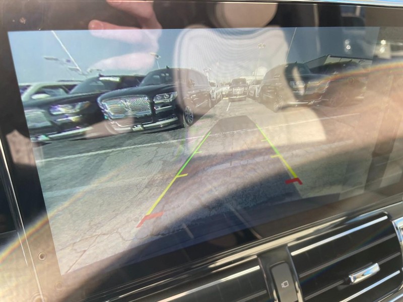 Lincoln Navigator Vehicle Full-screen Gallery Image 28