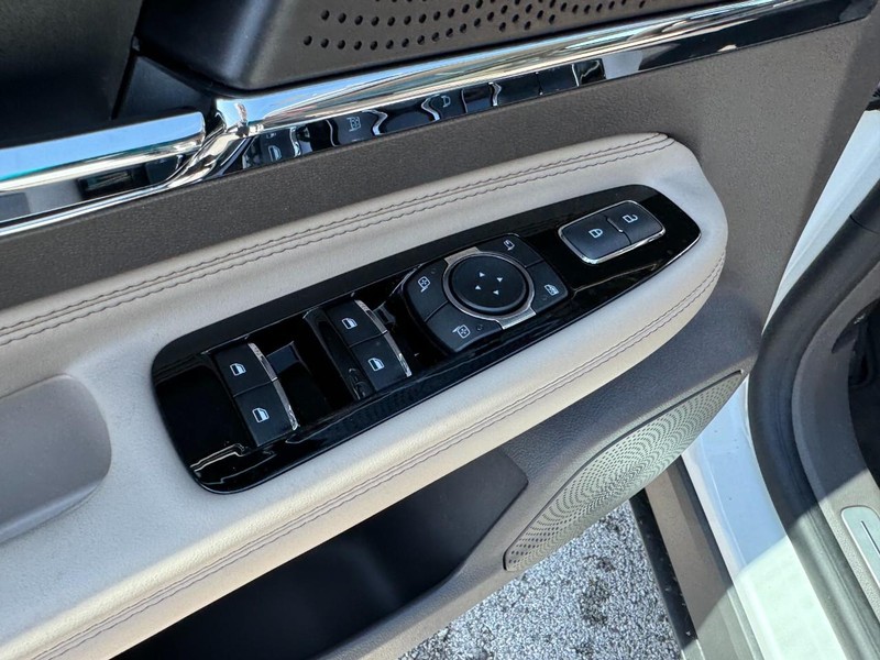 Lincoln Corsair Vehicle Full-screen Gallery Image 19