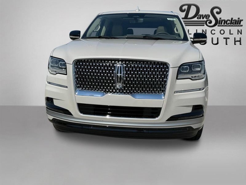 Lincoln Navigator Vehicle Full-screen Gallery Image 02