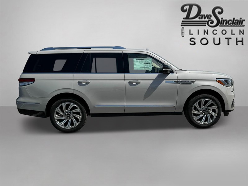 Lincoln Navigator Vehicle Full-screen Gallery Image 04