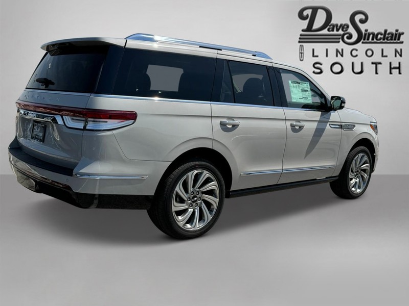 Lincoln Navigator Vehicle Full-screen Gallery Image 05