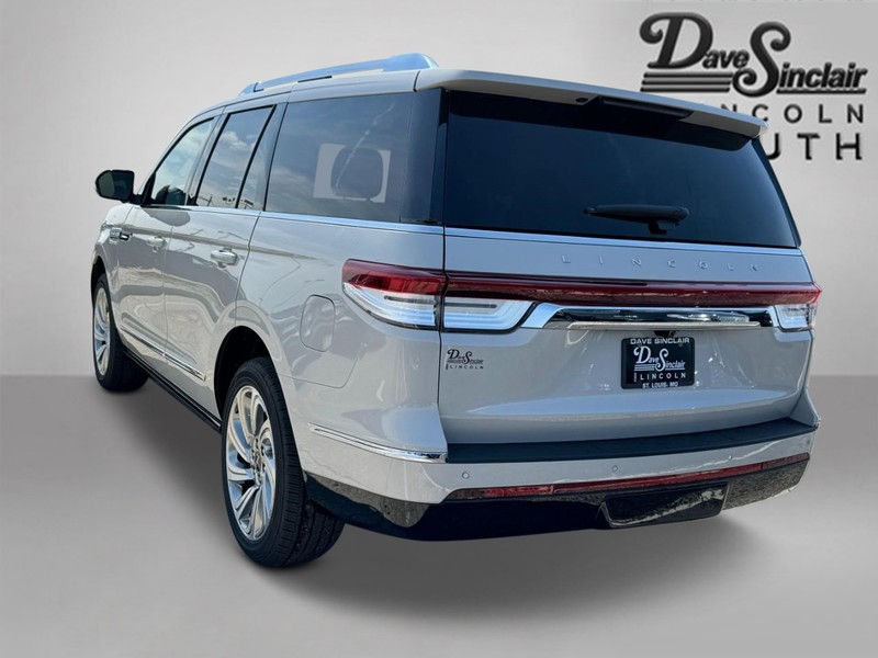 Lincoln Navigator Vehicle Full-screen Gallery Image 07