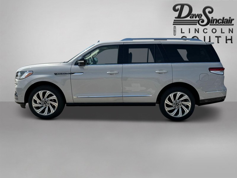 Lincoln Navigator Vehicle Full-screen Gallery Image 09