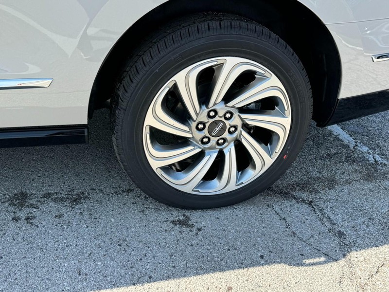 Lincoln Navigator Vehicle Full-screen Gallery Image 10