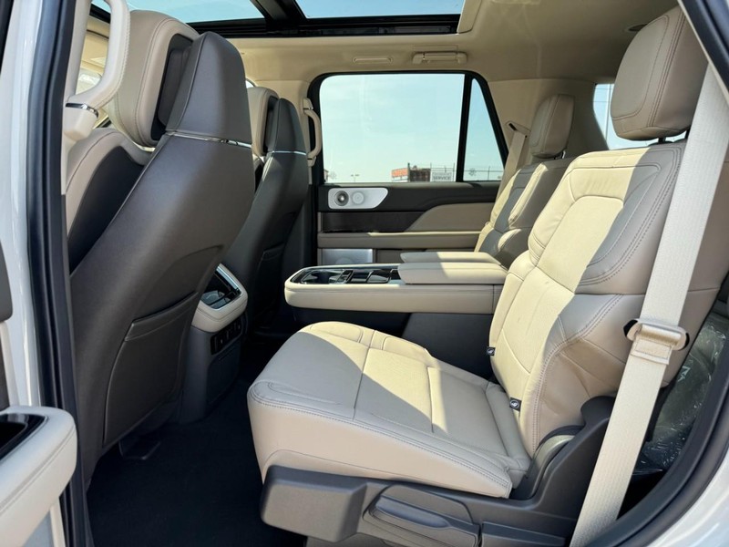 Lincoln Navigator Vehicle Full-screen Gallery Image 11