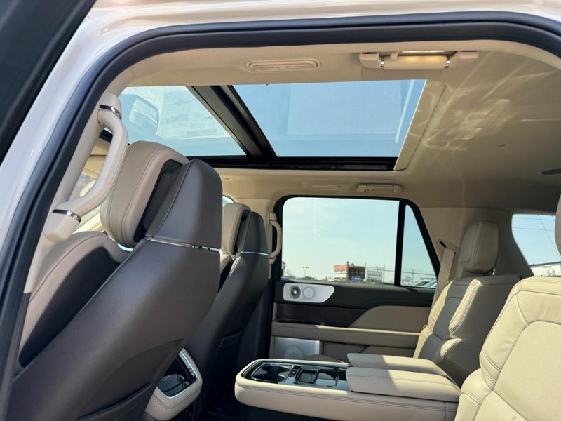Lincoln Navigator Vehicle Full-screen Gallery Image 12