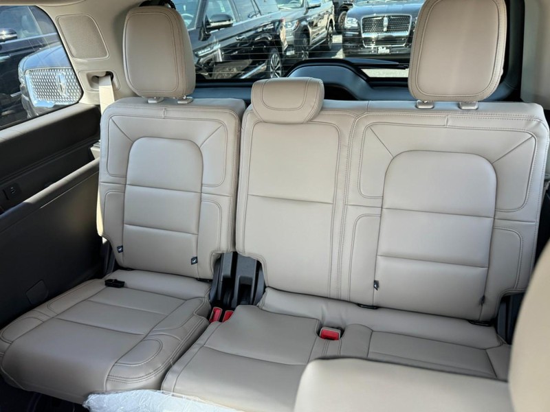 Lincoln Navigator Vehicle Full-screen Gallery Image 13
