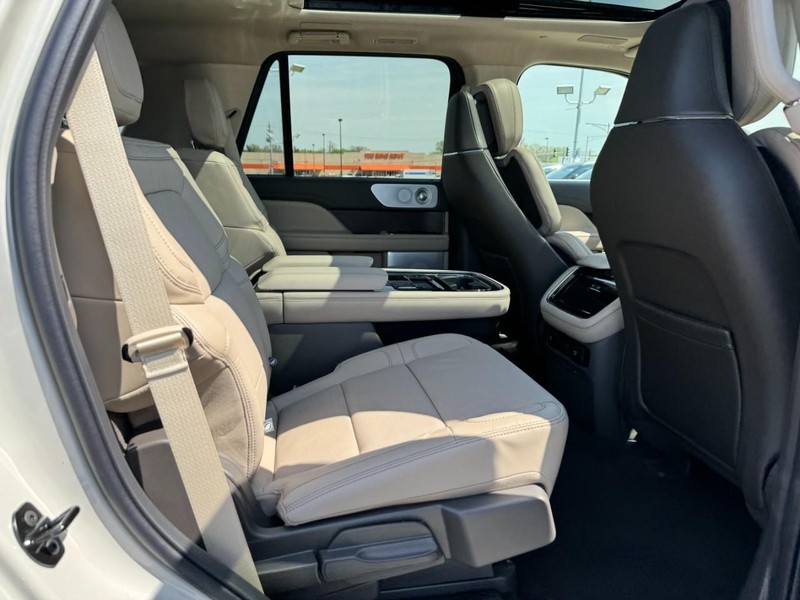 Lincoln Navigator Vehicle Full-screen Gallery Image 14