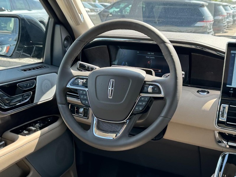 Lincoln Navigator Vehicle Full-screen Gallery Image 17
