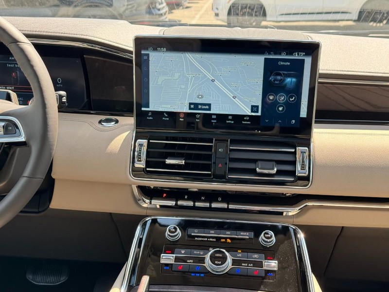 Lincoln Navigator Vehicle Full-screen Gallery Image 18