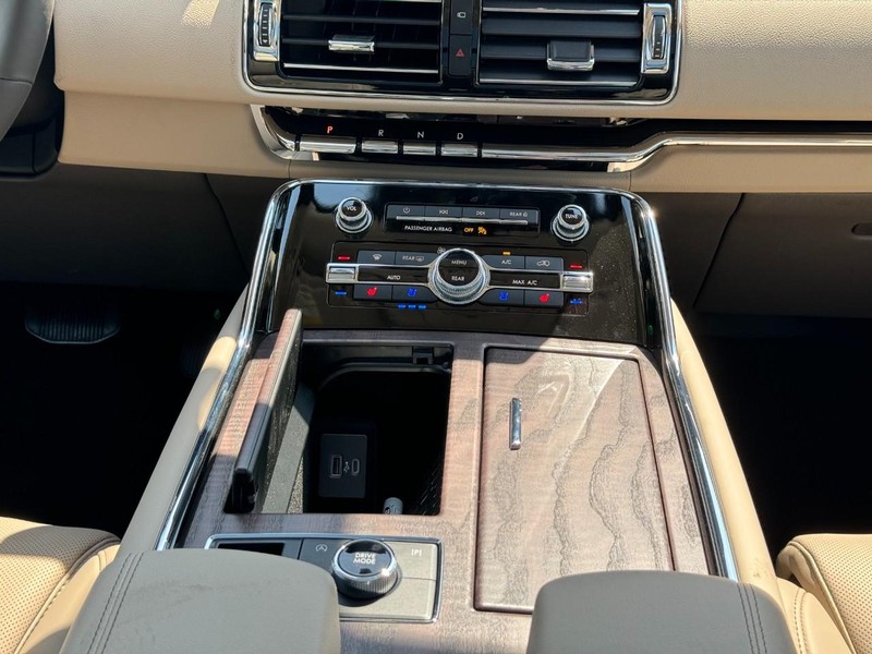 Lincoln Navigator Vehicle Full-screen Gallery Image 19