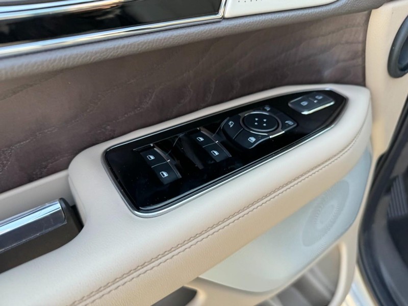Lincoln Navigator Vehicle Full-screen Gallery Image 21