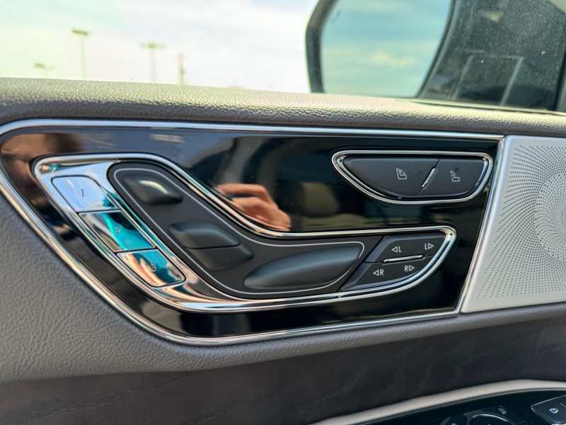 Lincoln Navigator Vehicle Full-screen Gallery Image 22