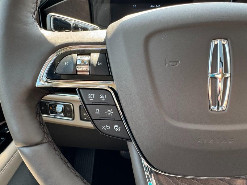 Lincoln Navigator Vehicle Full-screen Gallery Image 24
