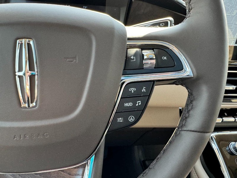 Lincoln Navigator Vehicle Full-screen Gallery Image 25