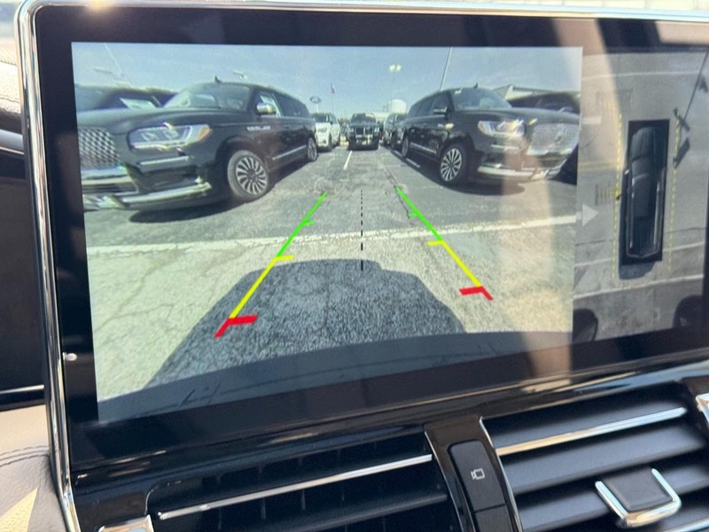 Lincoln Navigator Vehicle Full-screen Gallery Image 28
