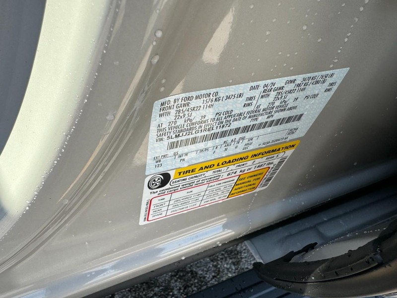 Lincoln Navigator Vehicle Full-screen Gallery Image 29