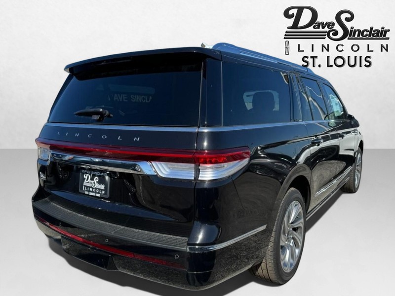 Lincoln Navigator L Vehicle Full-screen Gallery Image 05