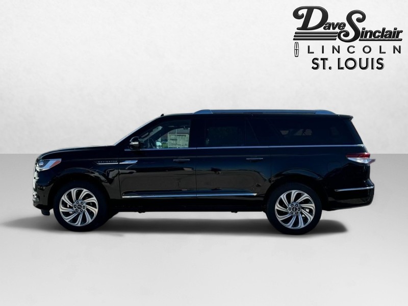 Lincoln Navigator L Vehicle Full-screen Gallery Image 09