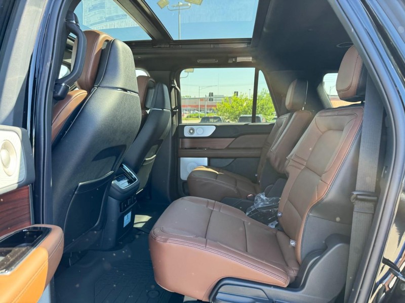 Lincoln Navigator L Vehicle Full-screen Gallery Image 11