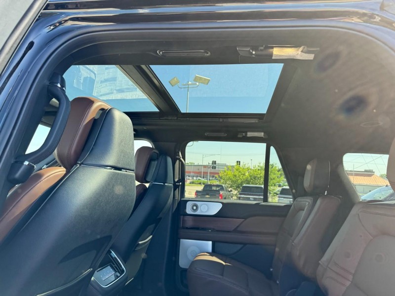 Lincoln Navigator L Vehicle Full-screen Gallery Image 12