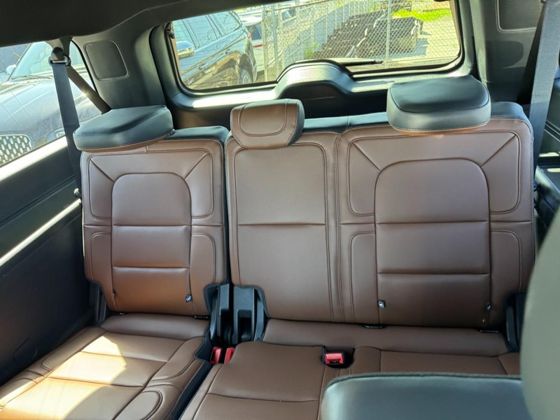Lincoln Navigator L Vehicle Full-screen Gallery Image 13