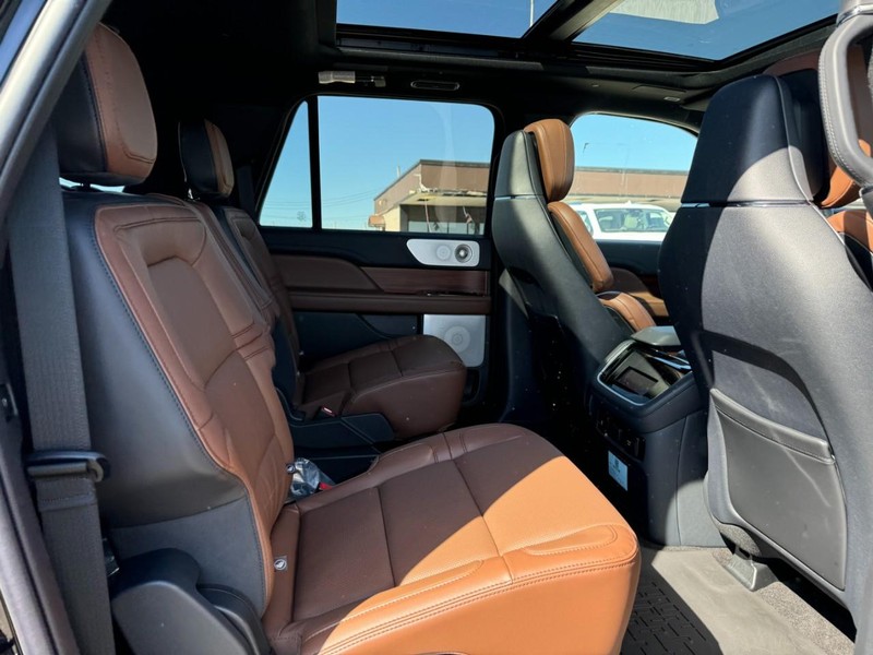 Lincoln Navigator L Vehicle Full-screen Gallery Image 14
