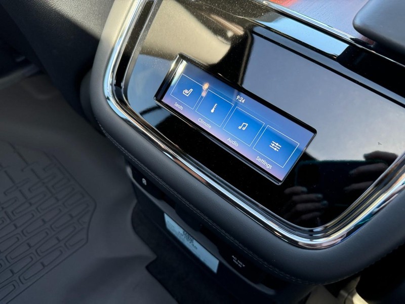 Lincoln Navigator L Vehicle Full-screen Gallery Image 15
