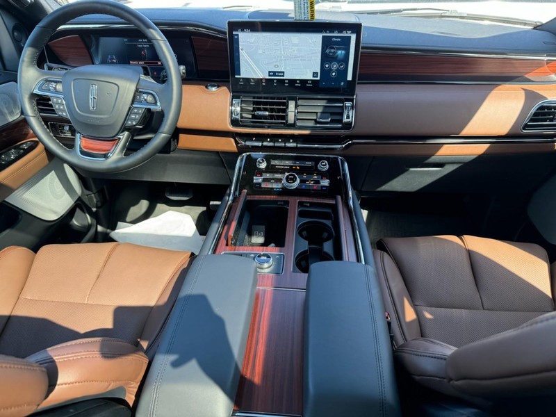 Lincoln Navigator L Vehicle Full-screen Gallery Image 16