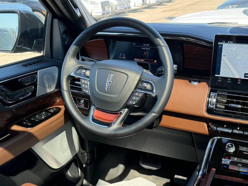 Lincoln Navigator L Vehicle Full-screen Gallery Image 17