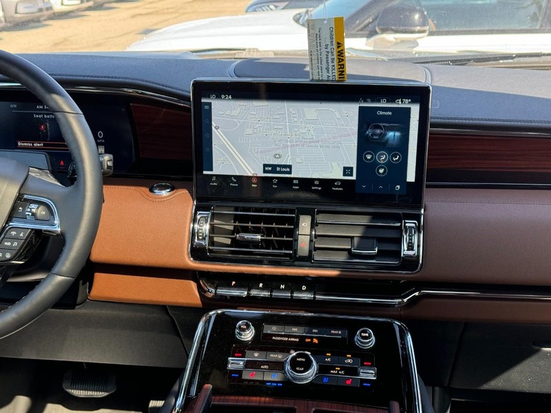 Lincoln Navigator L Vehicle Full-screen Gallery Image 18