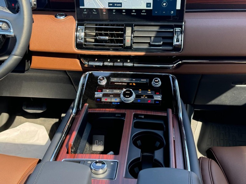 Lincoln Navigator L Vehicle Full-screen Gallery Image 19