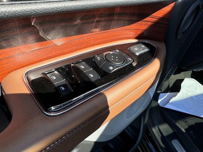 Lincoln Navigator L Vehicle Full-screen Gallery Image 21